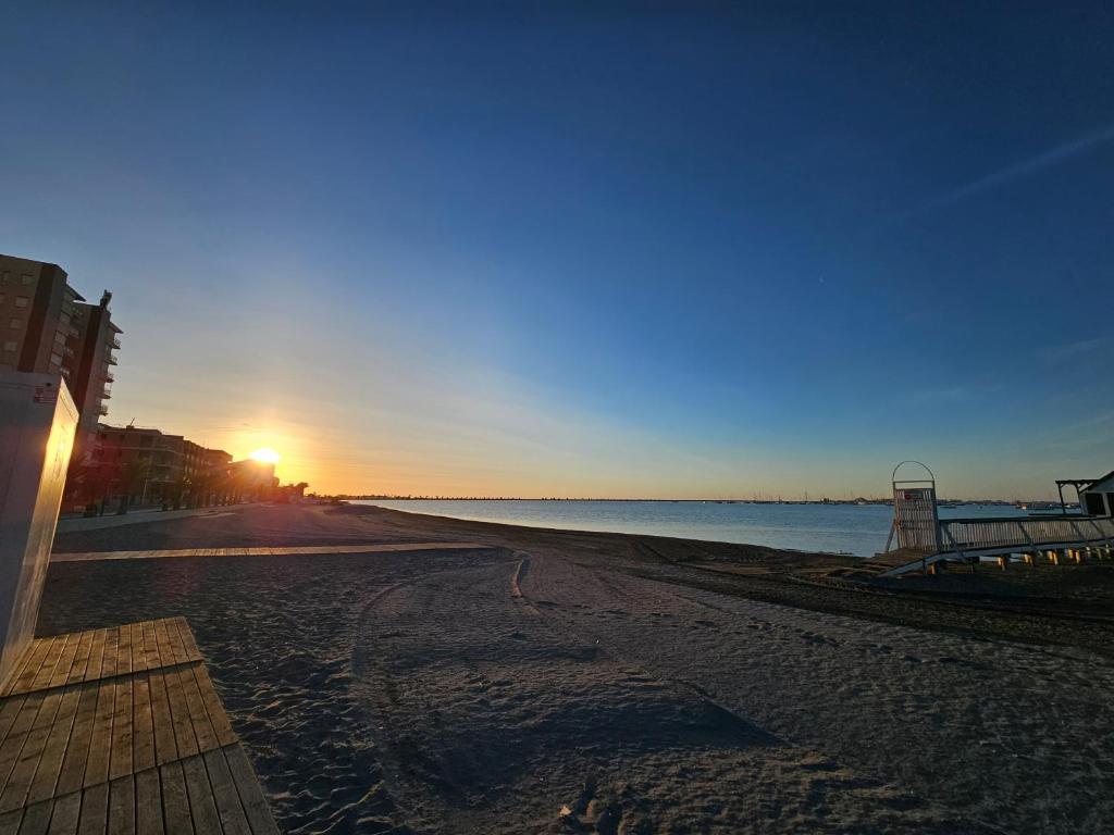 サン・ペドロ・デル・ピナタルにあるPueblo 3- nr 97 San Pedro Del Pinatarの海に沈む夕日のビーチ