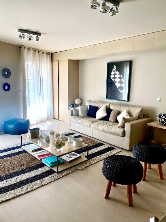 un salon avec un canapé et une table basse dans l'établissement Chantal Deluxe, à Saint-Tropez