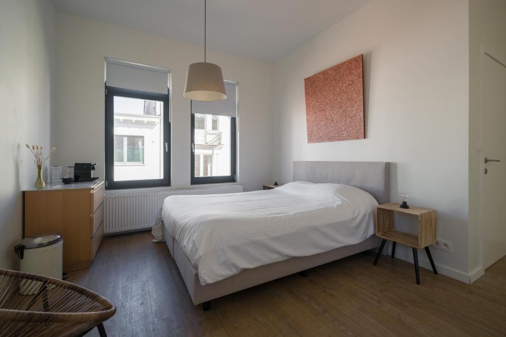 根特的住宿－Julie's Boutique Guesthouse Ghent，白色的卧室设有床和窗户