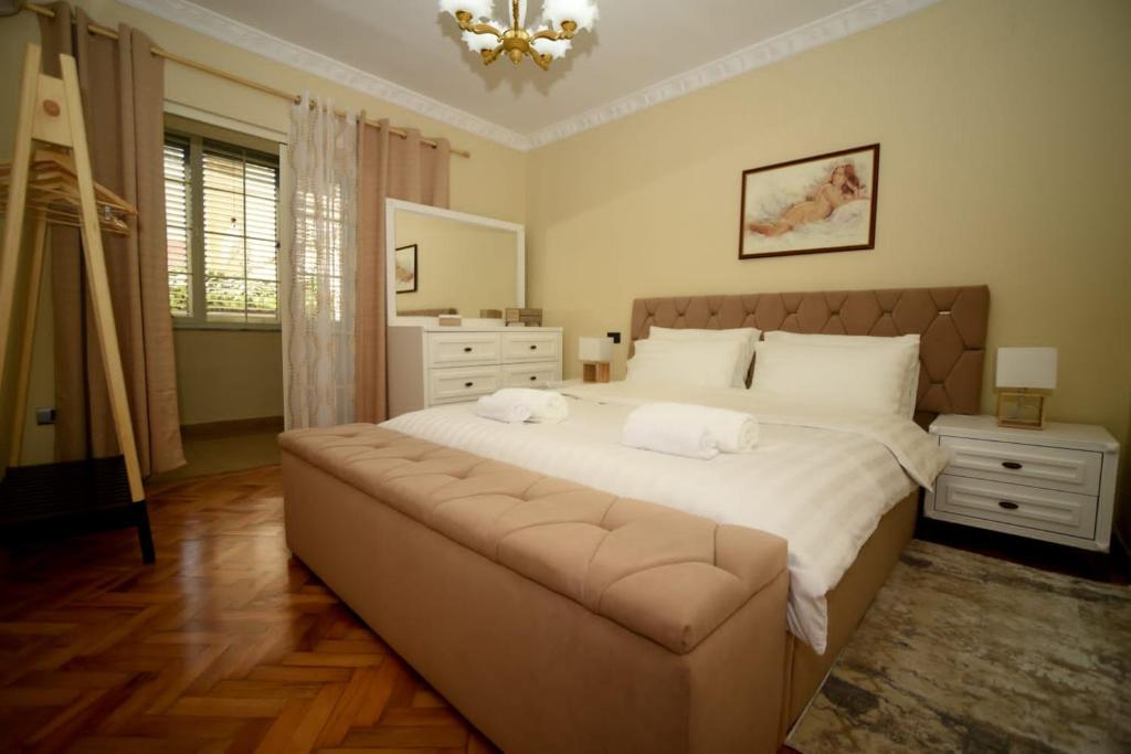 Amli Apartament في تيرانا: غرفة نوم مع سرير كبير اللوح الأمامي سحب
