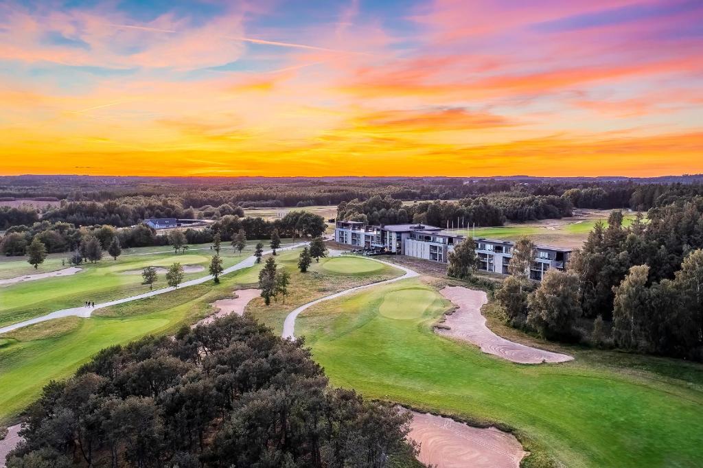 een luchtzicht op een golfbaan bij zonsondergang bij Lübker Golf Resort in Nimtofte