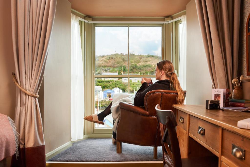 Harbour Inn - Deluxe Double Room With Side Sea View