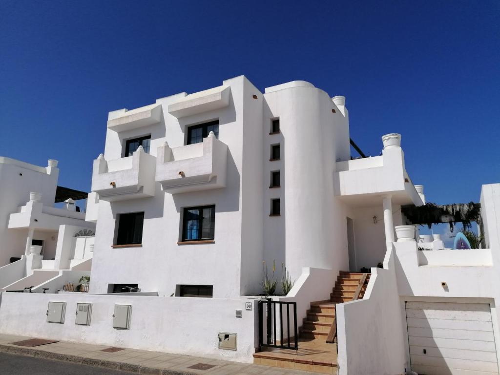 una casa blanca con escaleras delante en SURF DREAM House en Corralejo