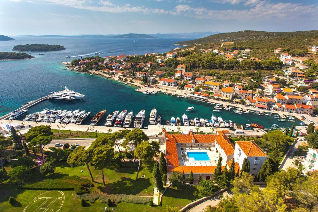una vista aérea de un puerto con barcos en Heritage Hotel Martinis Marchi, en Maslinica