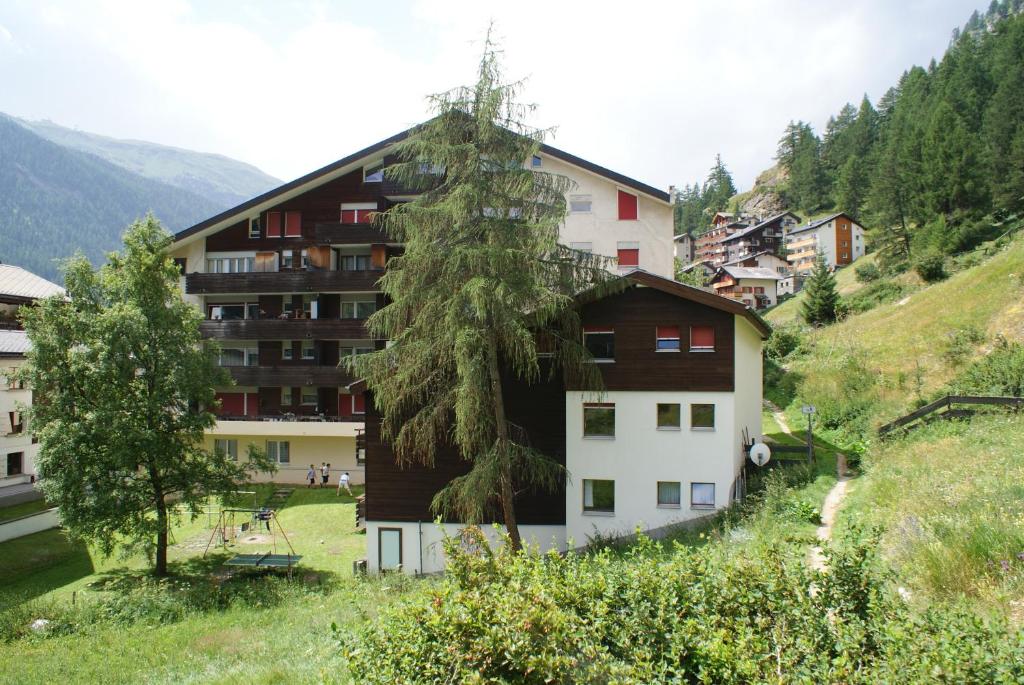 un edificio al lado de una colina en Hilburgs-Domizil, en Zermatt