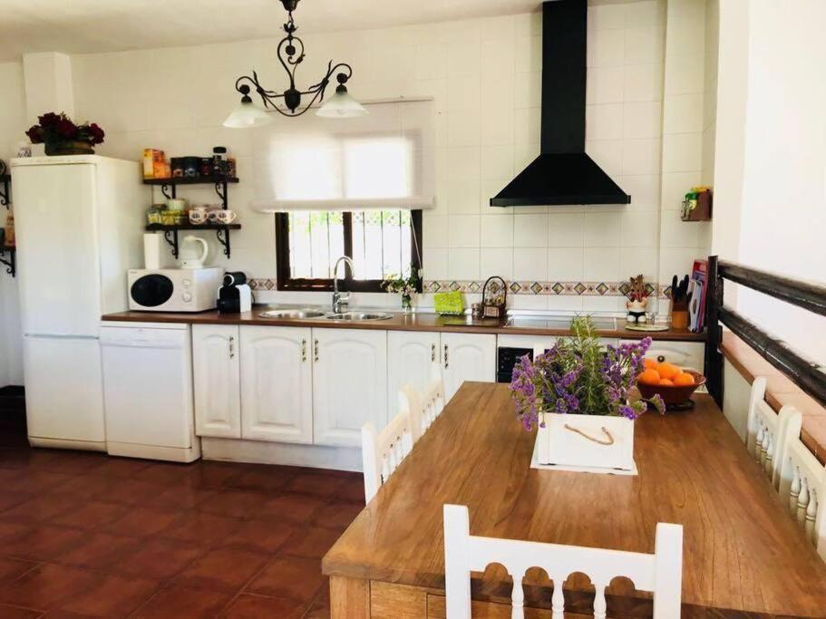 Kuchyň nebo kuchyňský kout v ubytování Villa en Frigiliana con Piscina y Jacuzzi