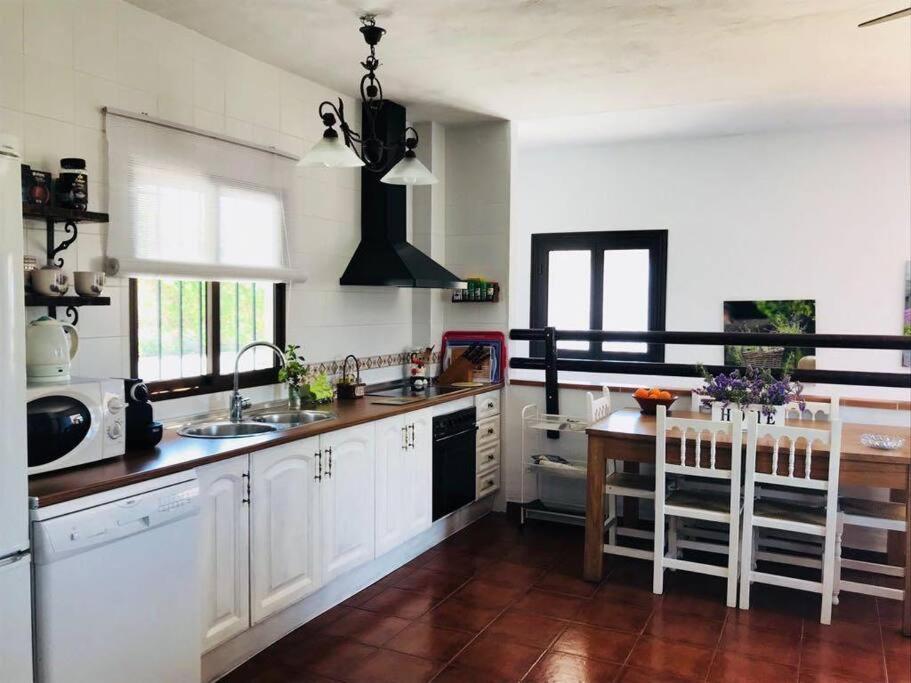 Kuchyň nebo kuchyňský kout v ubytování Villa en Frigiliana con Piscina y Jacuzzi