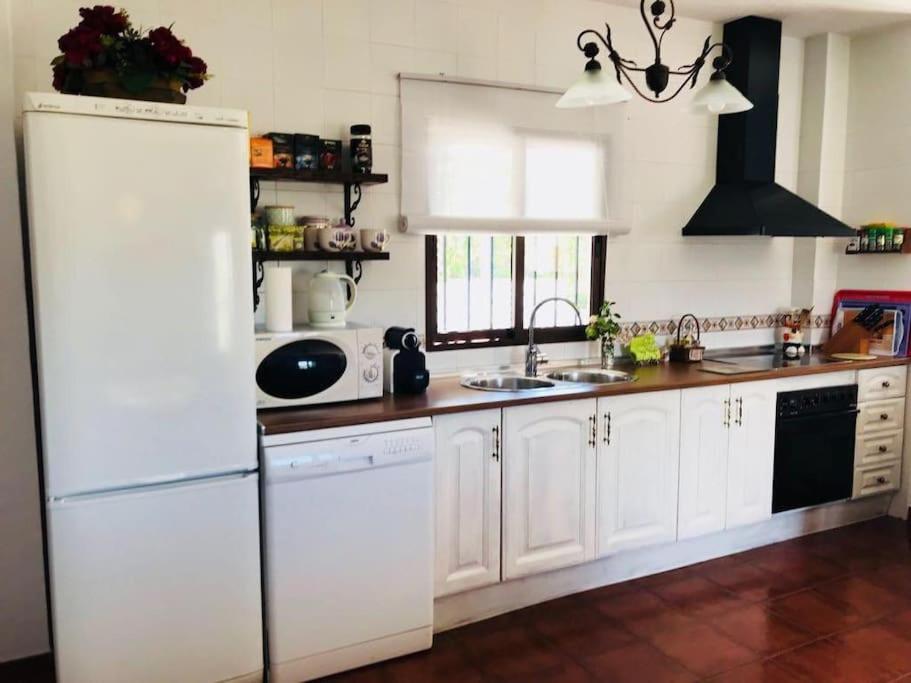 Kuchyň nebo kuchyňský kout v ubytování Villa en Frigiliana con Piscina y Jacuzzi