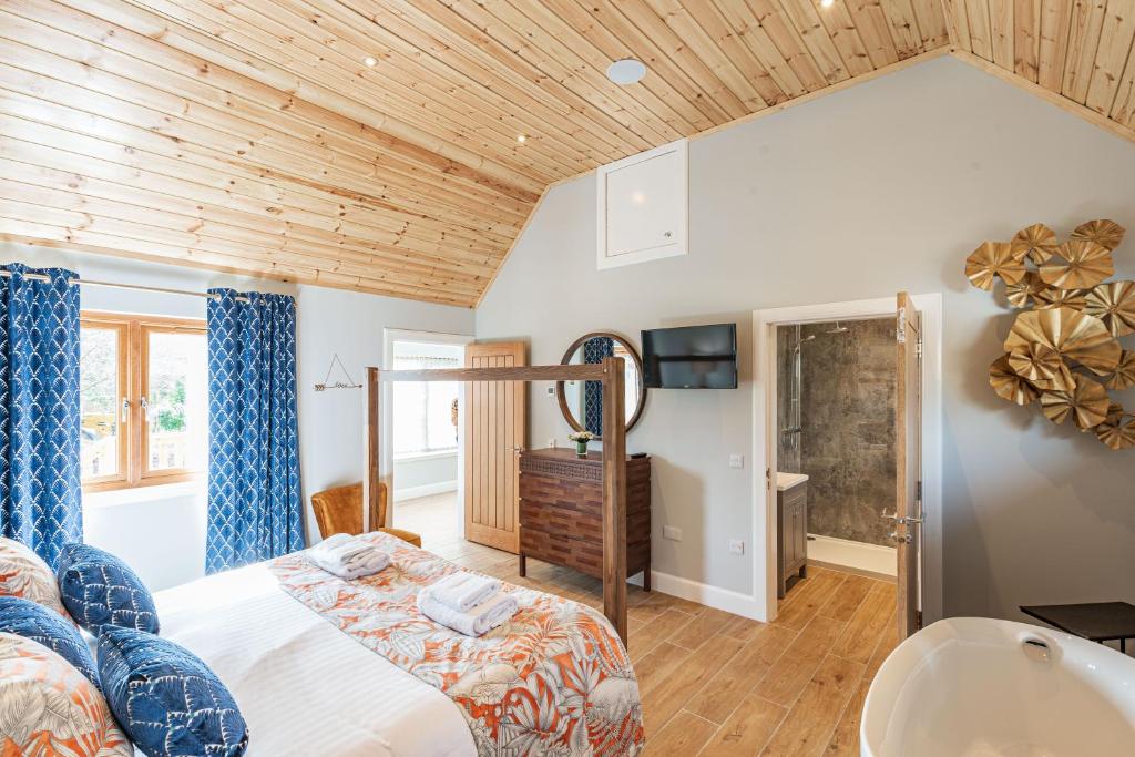 Postel nebo postele na pokoji v ubytování Kestrel Lodge 2 with Hot Tub