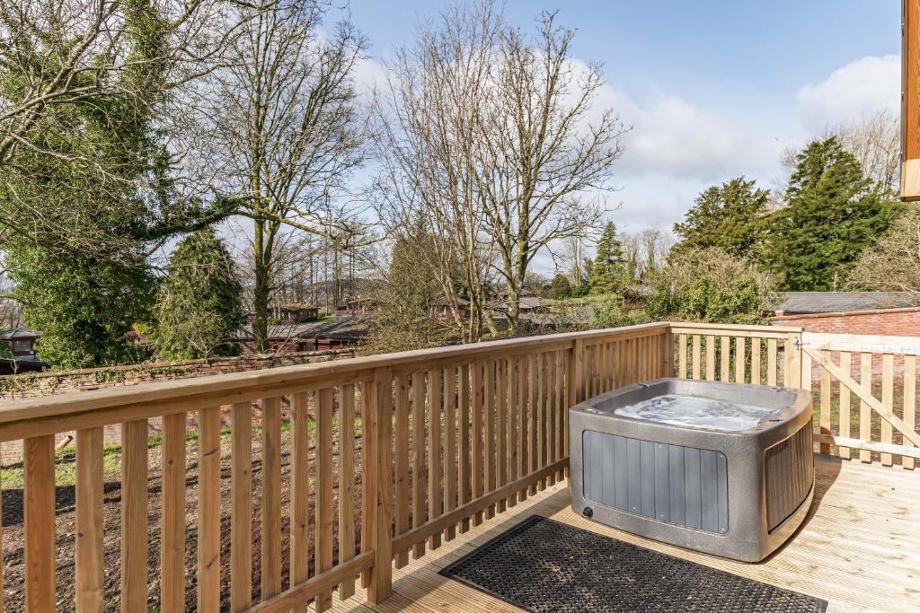 Fotografie z fotogalerie ubytování Kestrel Lodge 2 with Hot Tub v destinaci Newton Stewart