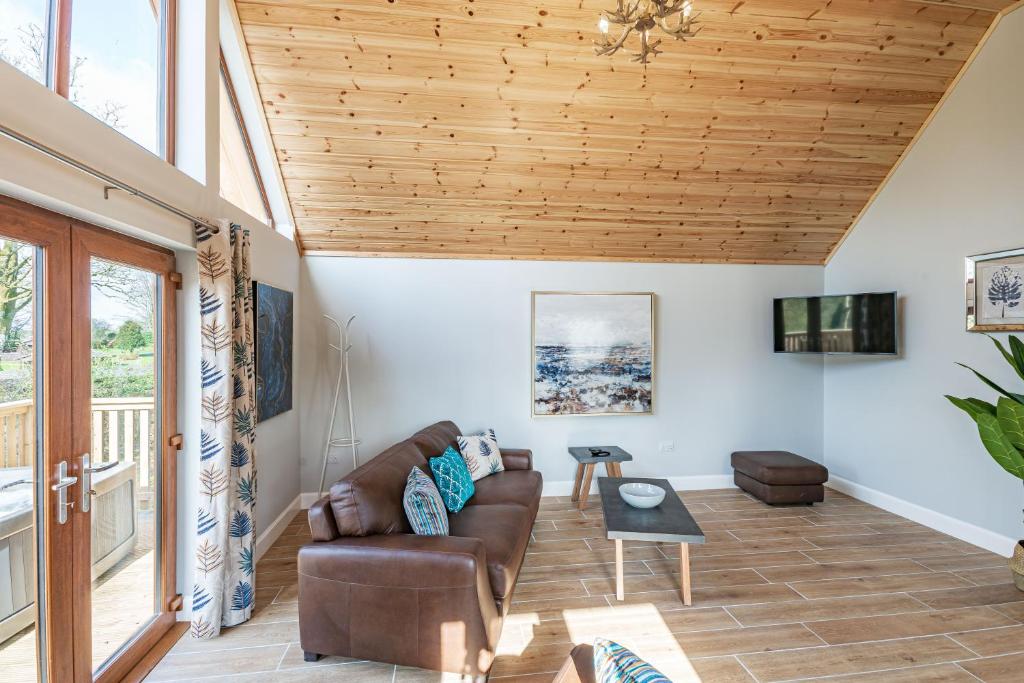 TV a/nebo společenská místnost v ubytování Kestrel Lodge 2 with Hot Tub