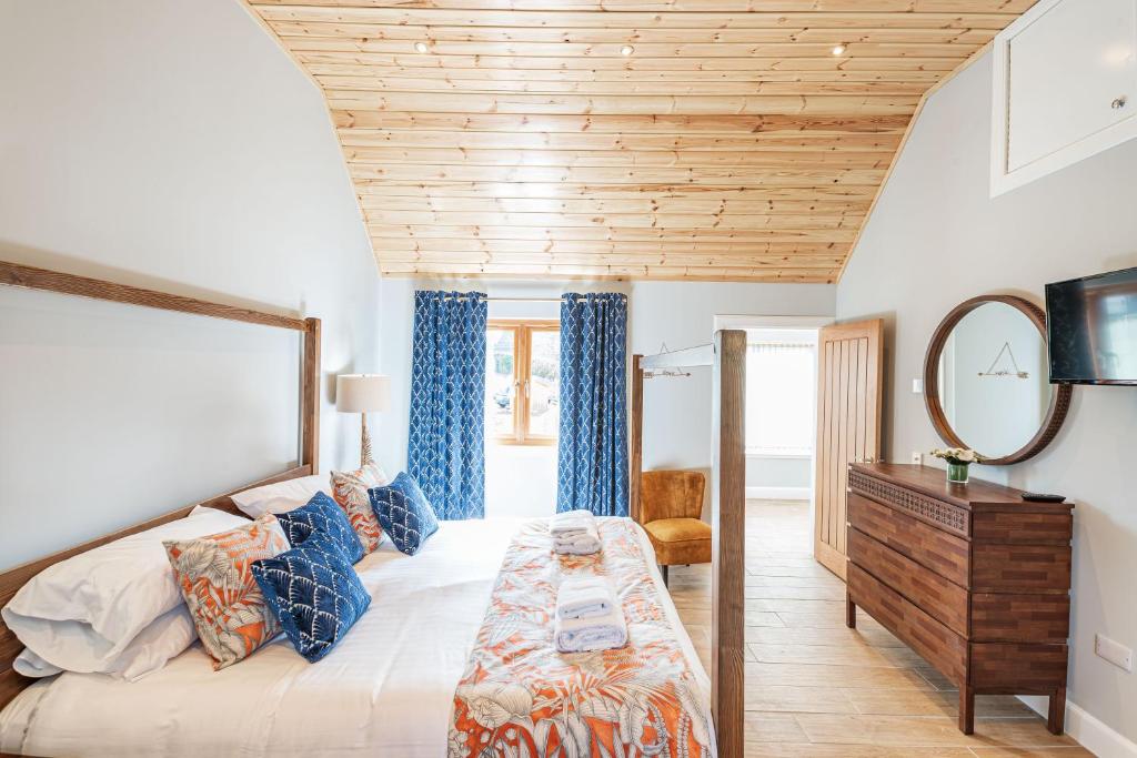 Postel nebo postele na pokoji v ubytování Kestrel Lodge 2 with Hot Tub