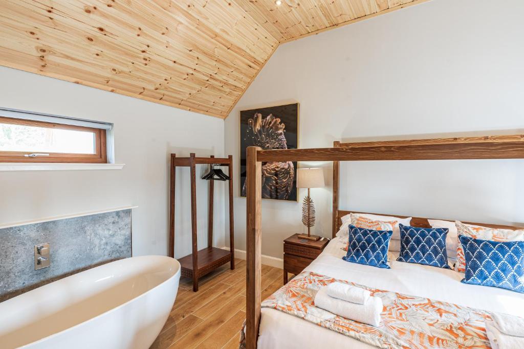 Postel nebo postele na pokoji v ubytování Kestrel Lodge 2 with Hot Tub