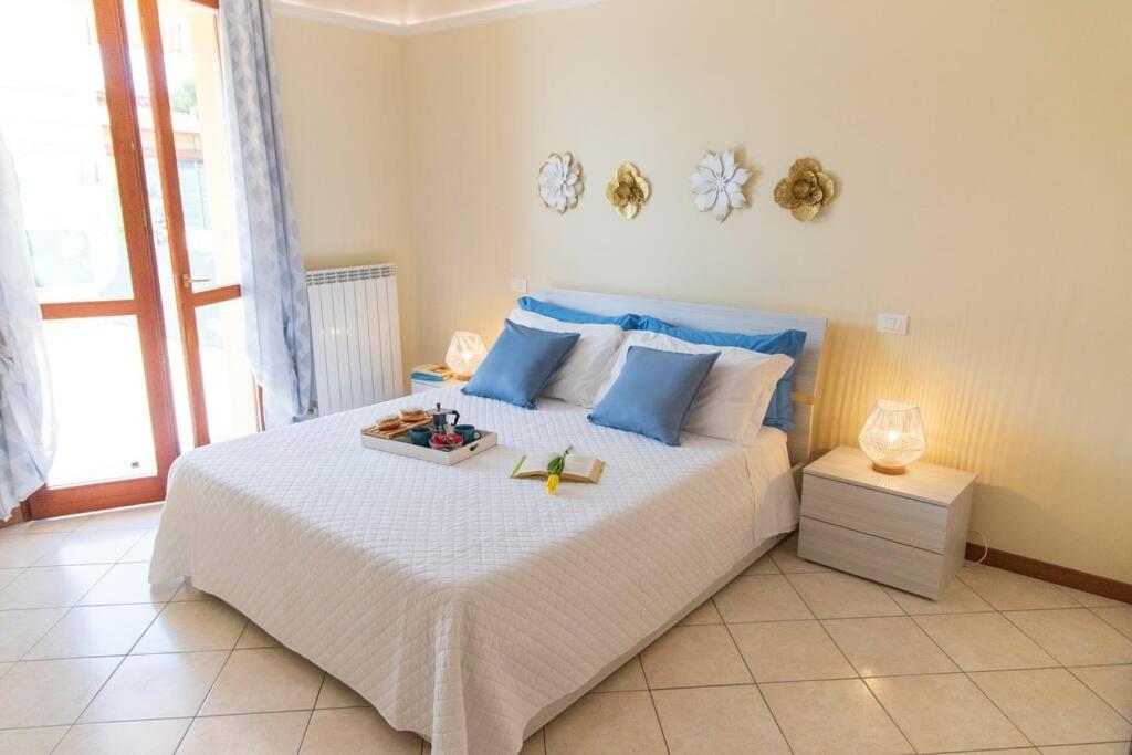 een slaapkamer met een bed en een dienblad met speelgoed erop bij Rossellini Home a Gabicce Mare by Yohome in Gabicce Mare