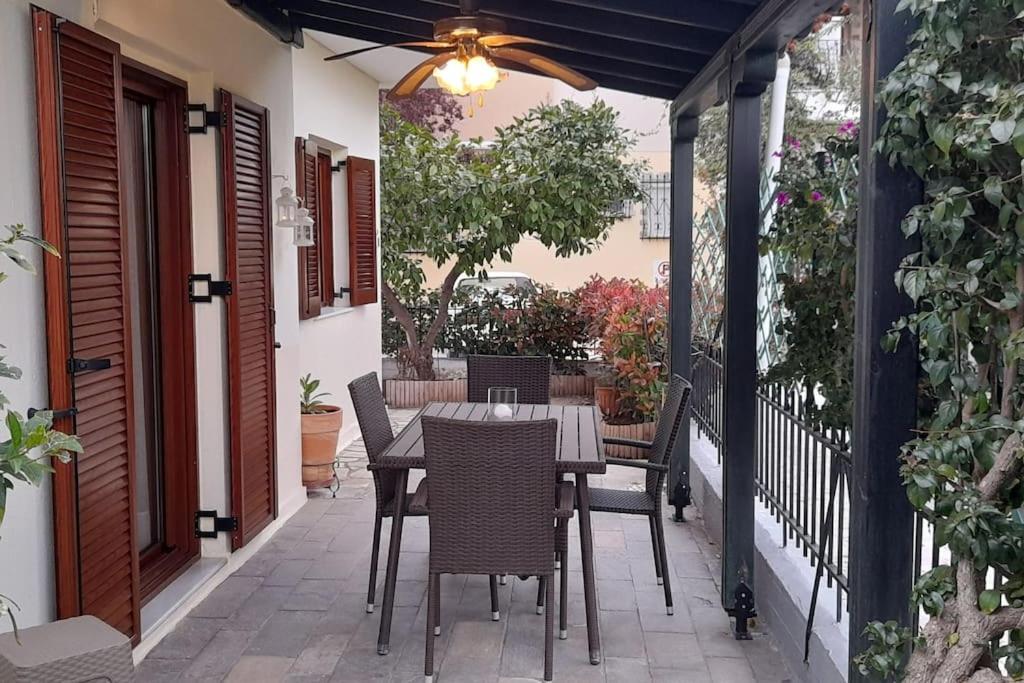 patio ze stołem i krzesłami na balkonie w obiekcie Helen's house w mieście Pefkochori