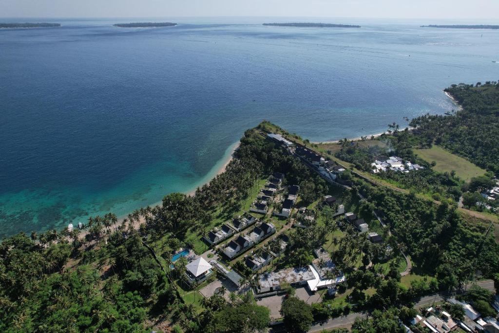 una vista aérea de una casa en una colina junto al agua en The Kayana Beach Lombok en Senggigi 