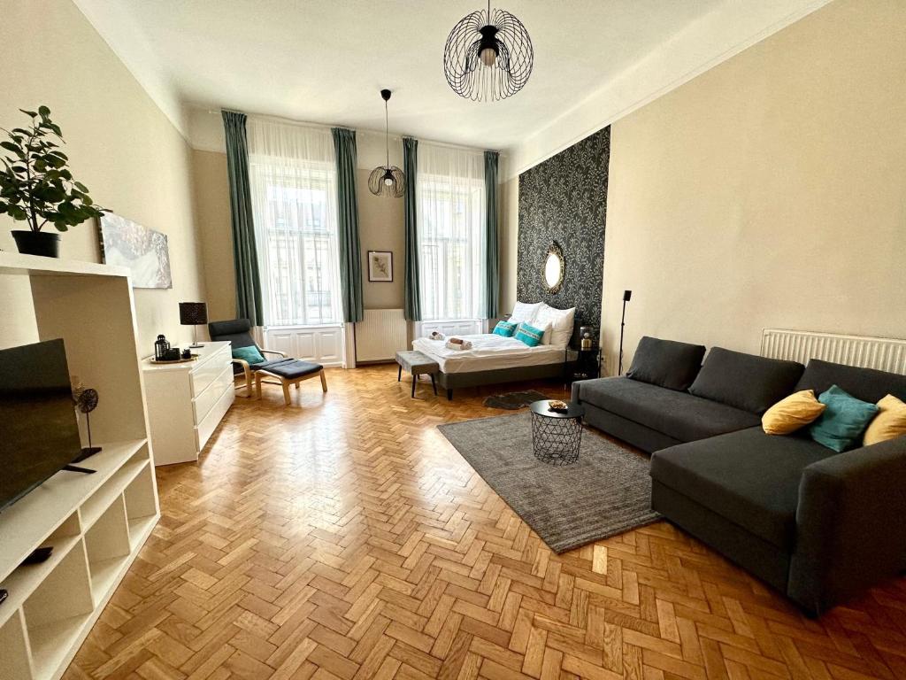 ein Wohnzimmer mit einem Sofa und einem TV in der Unterkunft ORANGEHOMES Peaceful apartment next to Central Market Hall in Budapest