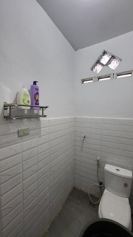 A bathroom at HomeStay Pandan Baru