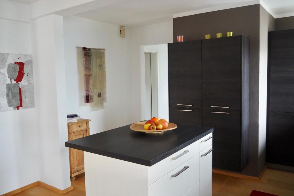 a kitchen with a bowl of fruit on a counter at Charmante Ferienwohnung in Kaufbeuren