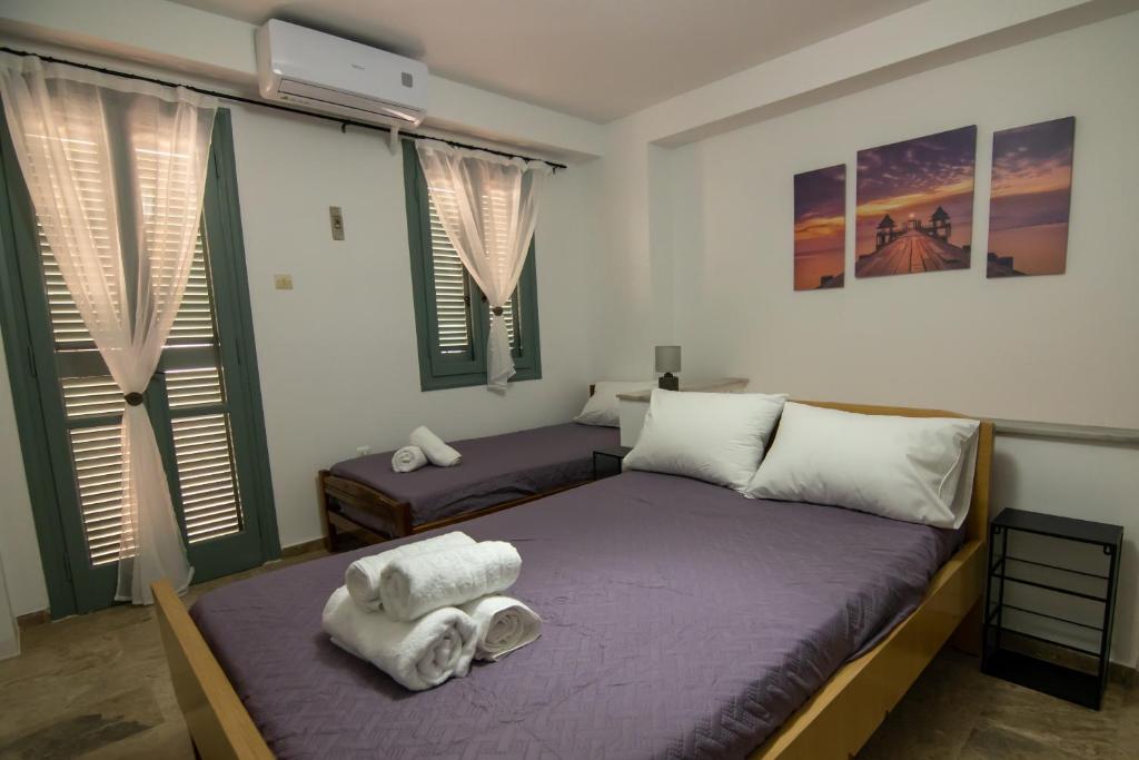 ハニア・タウンにあるCasa Bollani - Old Town Chania Houseのタオルが敷かれたベッドが2つある寝室