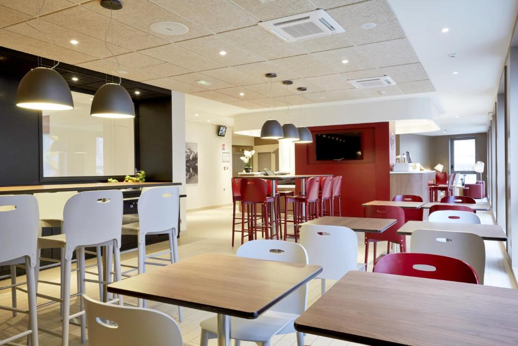 TV a/nebo společenská místnost v ubytování Campanile Annemasse Gare– Genève