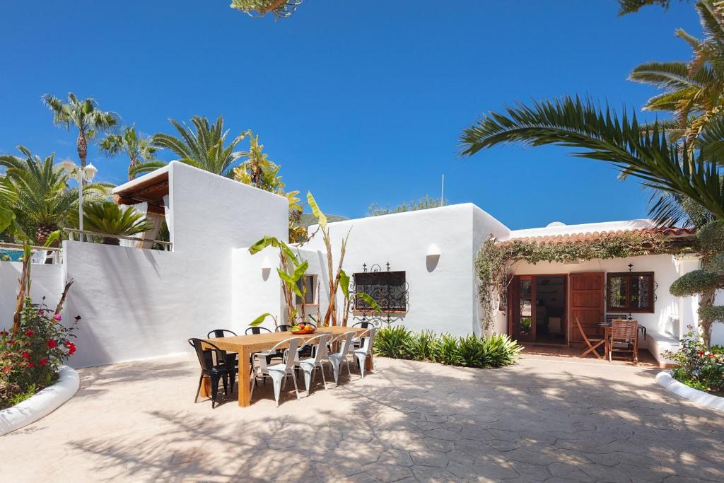 un tavolo e sedie di fronte a una casa bianca di CAN TEO - Holiday Villa in Ibiza a Ibiza Città