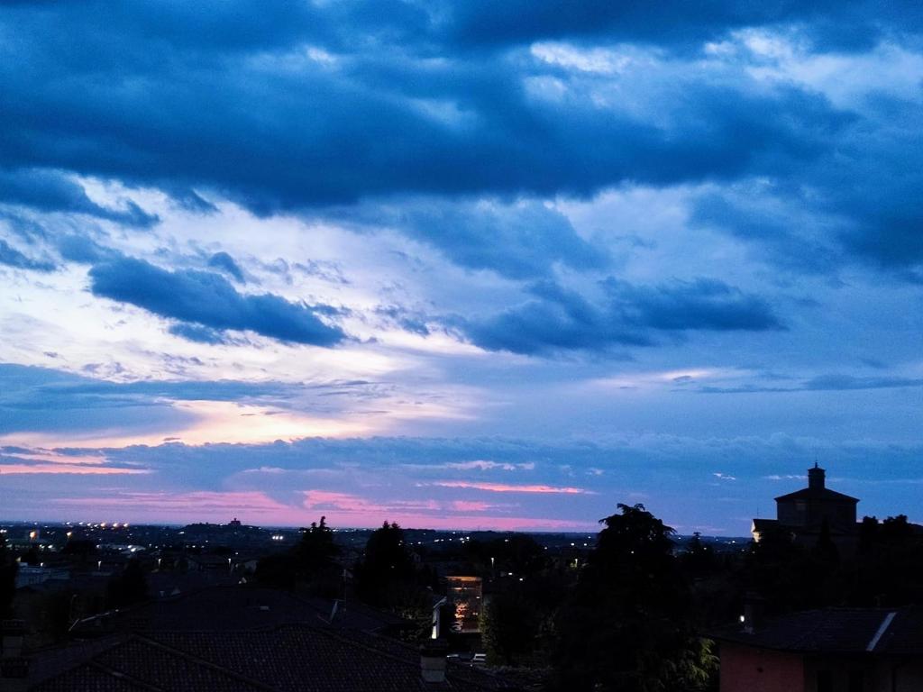 Východ nebo západ slunce při pohledu z bed and breakfast nebo okolí