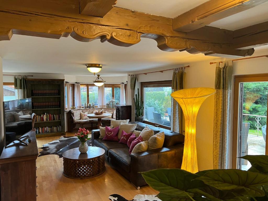 un soggiorno con divano e tavolo di Alpen Suite Tegernsee - große Sonnenterasse und idyllischer Garten a Bad Wiessee
