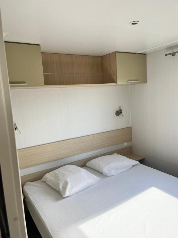 Postel nebo postele na pokoji v ubytování Camping De Collignon