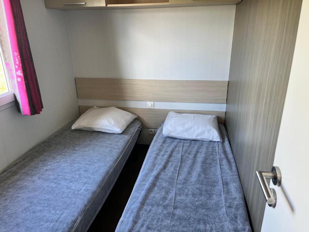 Postel nebo postele na pokoji v ubytování Camping De Collignon