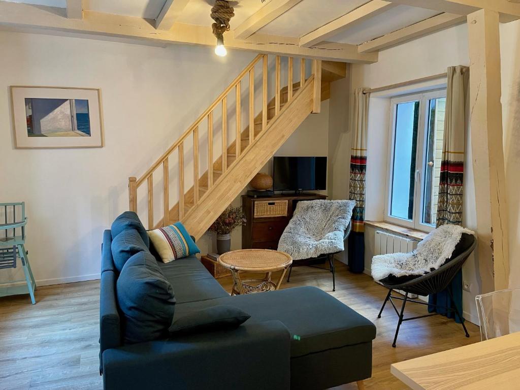 sala de estar con sofá azul y escalera en Les Templiers - maison avec cour à 20 m du port - Le Tréport, en Le Tréport