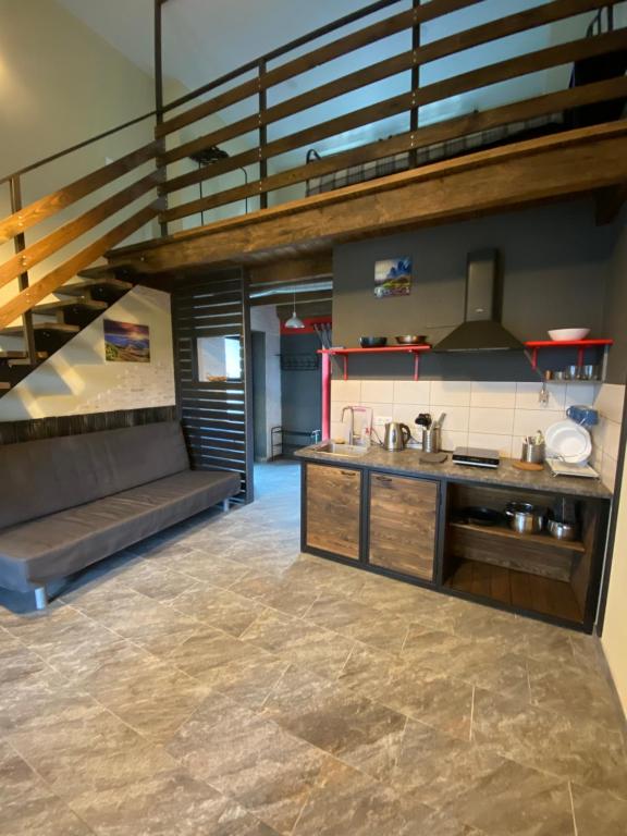 una gran cocina con escalera en una habitación en Апартаменты в доме у моря en Dzhubga