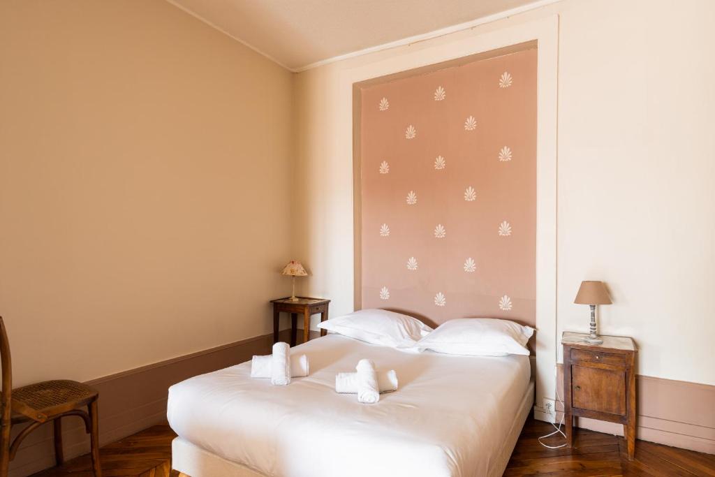 - une chambre avec un lit et 2 serviettes blanches dans l'établissement DIFY Presqu ile Bellecour, à Lyon