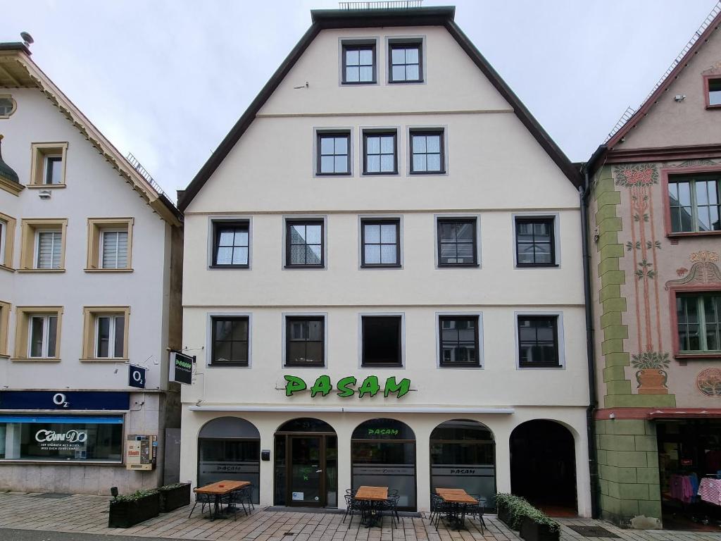 um edifício branco com um sinal verde em Ferienwohnung Am Schloss em Sigmaringen