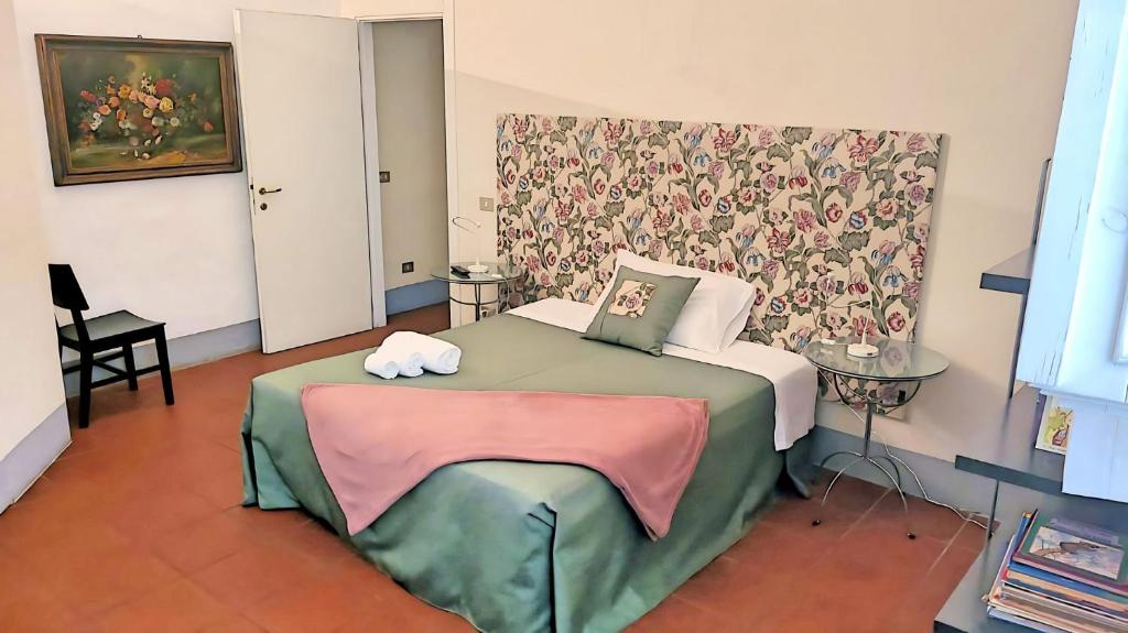 Un dormitorio con una cama con una toalla. en Luisa in Palazzo Bianchi, en Parma
