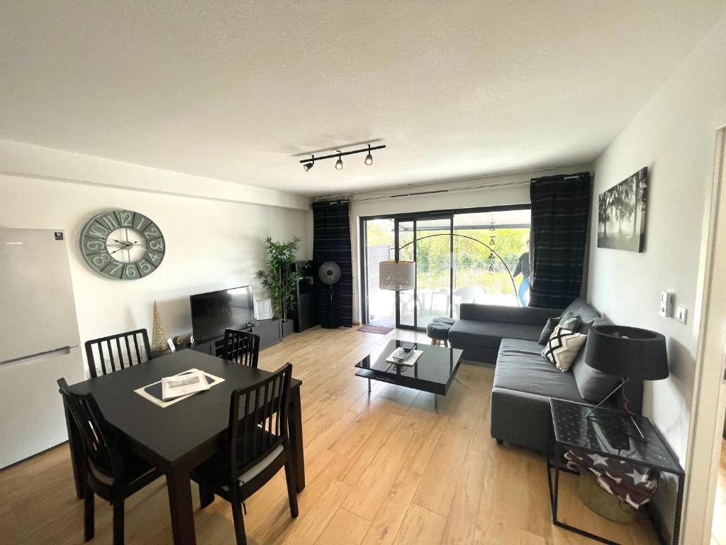 un salon avec un canapé et une table dans l'établissement Magnifique 2 pièces, tout équipé, terrasse privée, à Colmar