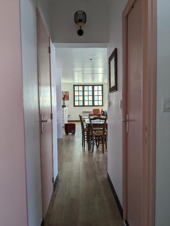 Fotografia z galérie ubytovania Au chalet d'Illiers Combray, grand jardin arboré v destinácii Illiers