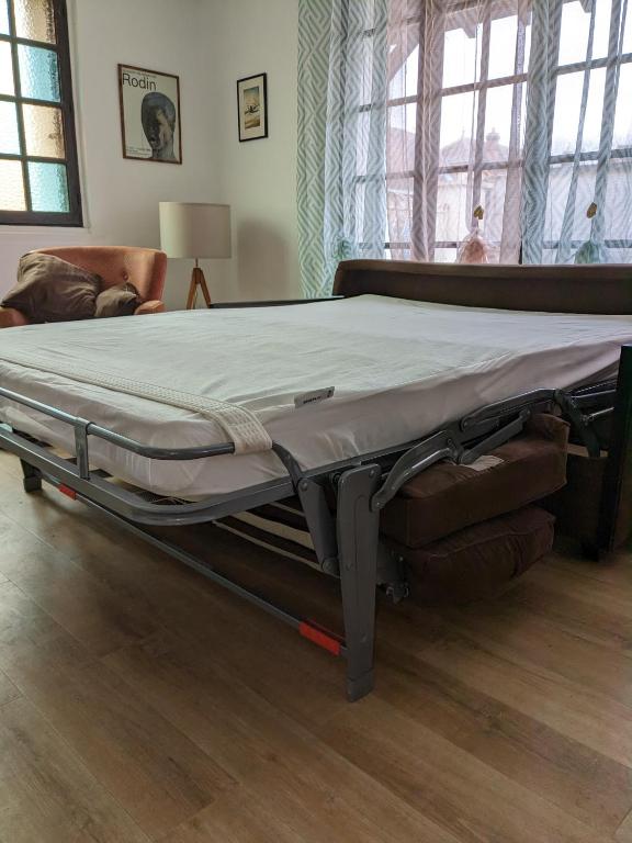 Posteľ alebo postele v izbe v ubytovaní Au chalet d'Illiers Combray, grand jardin arboré