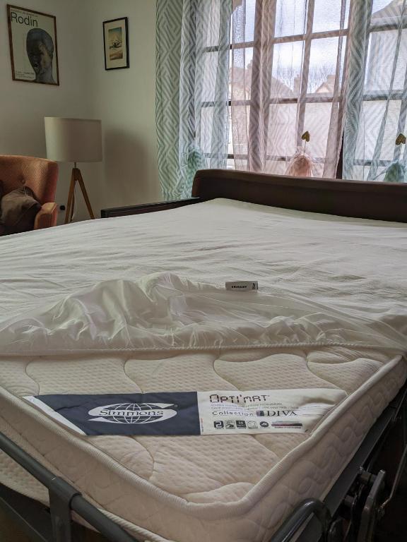 Posteľ alebo postele v izbe v ubytovaní Au chalet d'Illiers Combray, grand jardin arboré