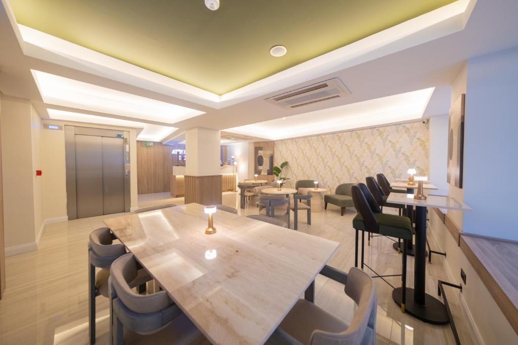 - une salle à manger avec une table et des chaises dans l'établissement Atik Palas Hotel, à Istanbul