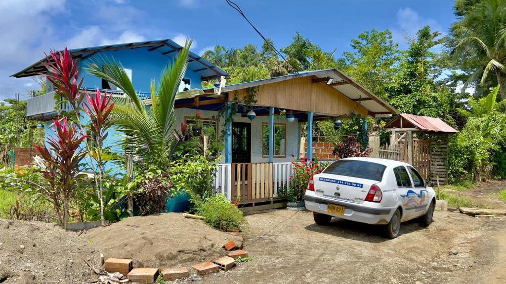 una pequeña casa con un coche aparcado delante de ella en Villa Luz Ovelia, en El Valle