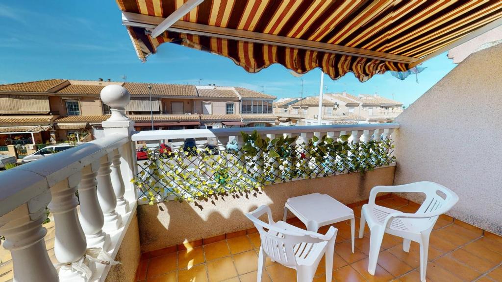 balcón con sillas blancas y barandilla blanca en Casa Margaritas-A Murcia Holiday Rentals Property, en San Pedro del Pinatar