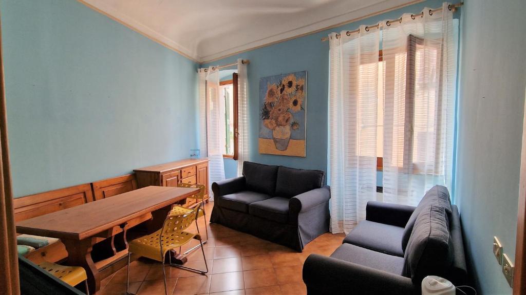 uma sala de estar com uma mesa e um sofá em Apartment Martina em Imperia