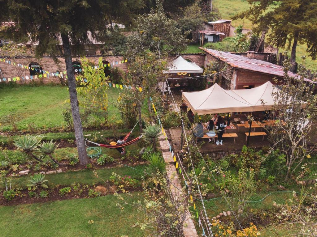 una vista aérea de un complejo con una hamaca en un jardín en Kinti Wasi Casa de Campo, en Los Baños del Inca