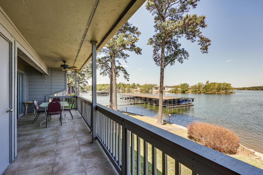 Hot Springs Lakefront Condo with Marina Access!, Hot Springs (updated
