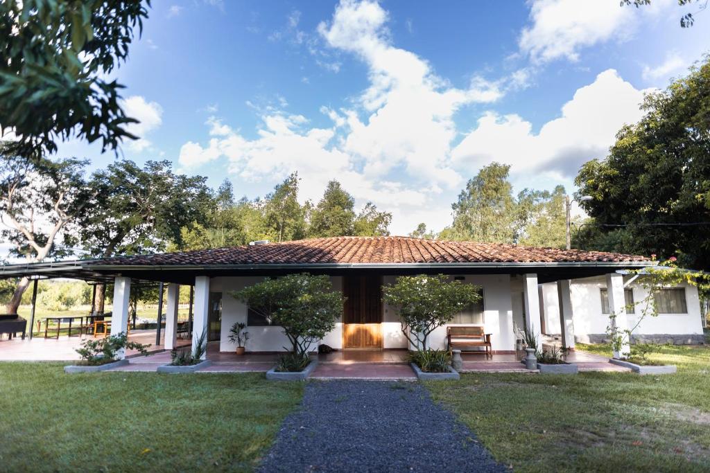 een paviljoen met een bank in een tuin bij La Maria Casa Campo in Paraguarí