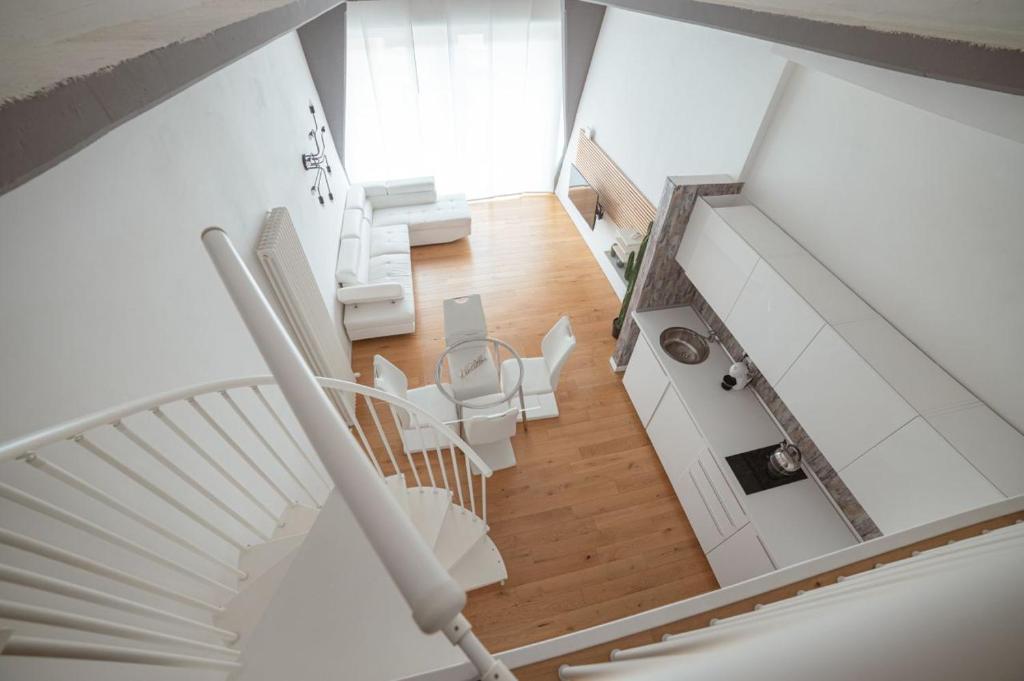 - une vue sur un escalier en colimaçon avec des chaises blanches dans l'établissement 爪ㄚ ㄥㄖ千ㄒ, à Florence