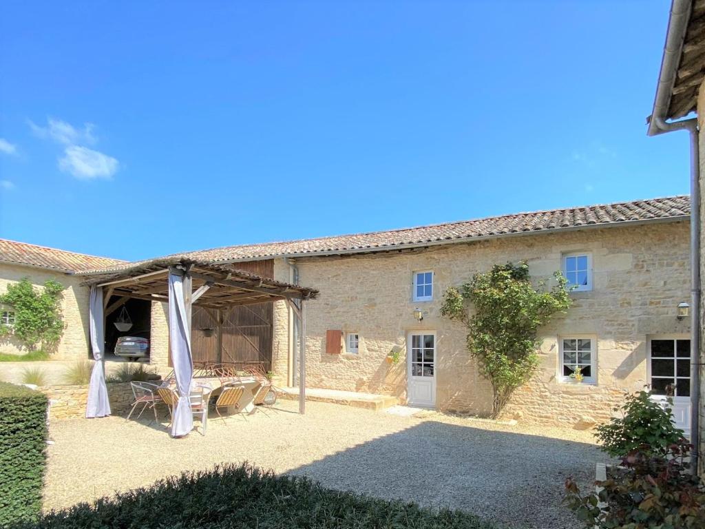 - une vue sur l'extérieur d'un bâtiment avec une terrasse dans l'établissement La Maison de Margot, à Xaintray