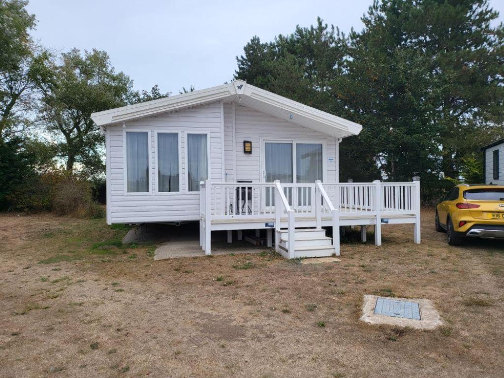Beautiful Lodge With Decking At Breydon Water Park In Norfolk Ref