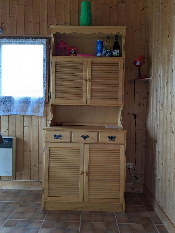 Kuchyňa alebo kuchynka v ubytovaní Au petit chalet d'Illiers Combray - Salle d'eau uniquement